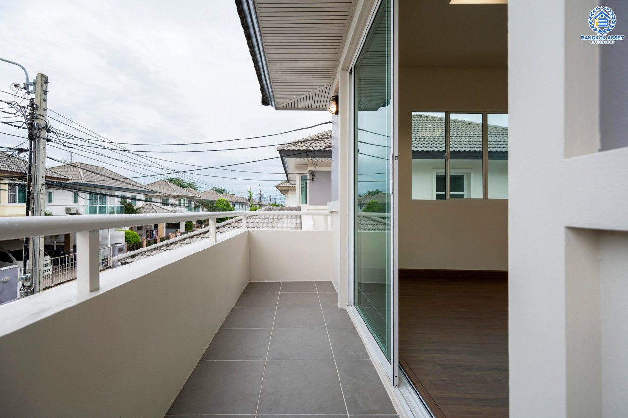 บ้านมือสองตกแต่งใหม่ โครงการ ชวนชื่นโมดัส แจ้งวัฒนะ เนื้อที่ 51.6 ตร.ว. ฟังก์ชัน 3 ห้องนอน 3 ห้องน้ำ จอดรถได้ 2 คัน รองรับทุกการอยู่อาศัย บนทำเลเดินทางเข้า-ออกเมืองสะดวก เชื่อมต่อถนนเลี่ยงเมืองปากเกร็ด, ถนนแจ้งวัฒนะ, ถนนติวานนท์ ใกล้รถไฟฟ้าสายสีชมพู "สถานีเลี่ยงเมืองปากเกร็ด" ทางด่วน "แจ้งวัฒนะ" และเซ็นทรัล แจ้งวัฒนะ